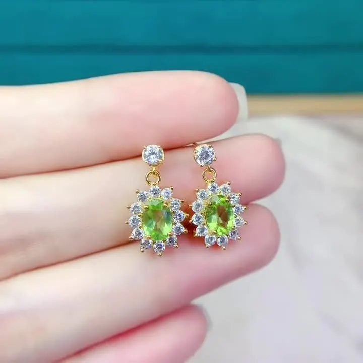 

Серьги из натуральных перидетов, полностью прозрачные, высококачественные, ослепительно зеленые, с точным набором, измеритель основного камня 57 мм.