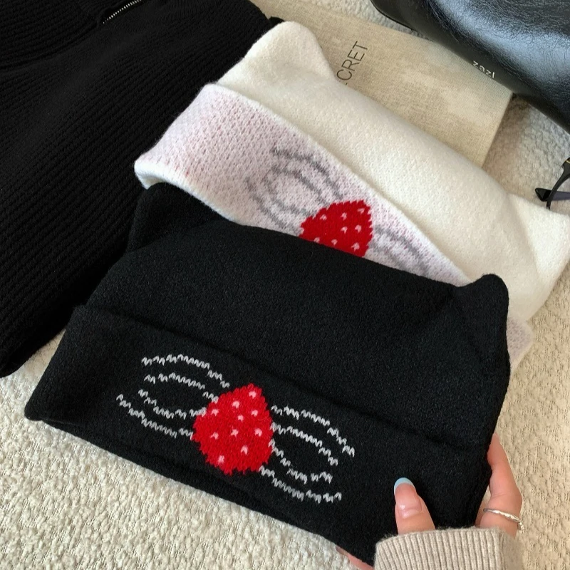 Neue süße Erdbeer-Jacquard-Strickmütze mit Katzenohren für Damen, Wintermütze mit Ohrenschutz, vielseitige Mütze im Skull-Beanie-Stil – Detail 4