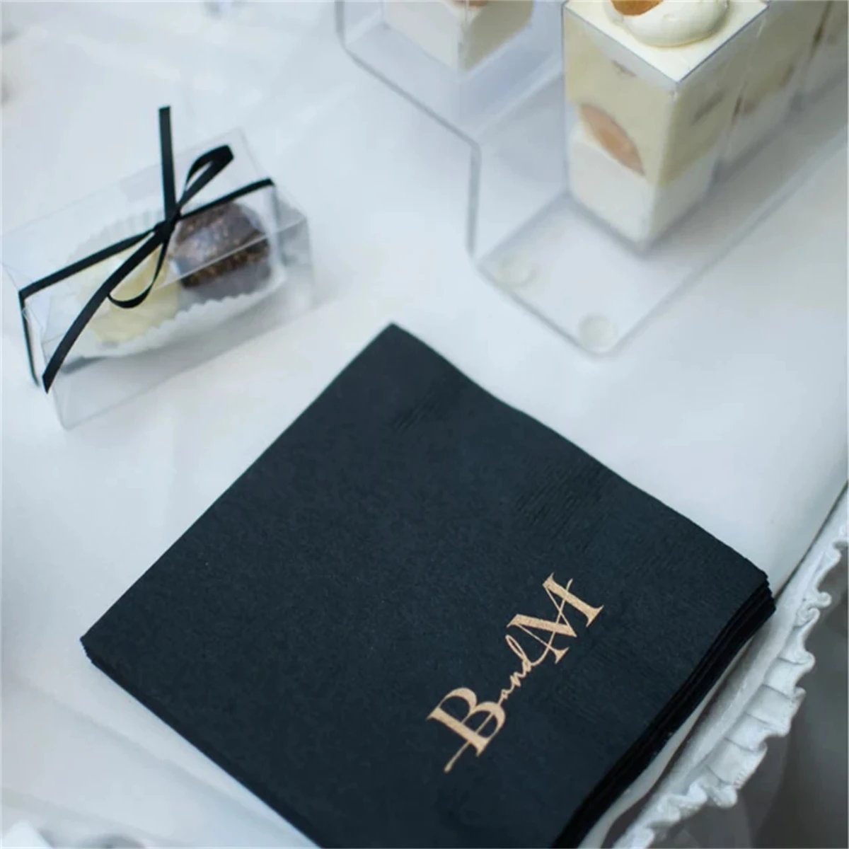 Servilletas de cóctel de boda personalizadas, monograma moderno en blanco y negro, servilleta de impresión de papel de aluminio de compromiso, 50 piezas