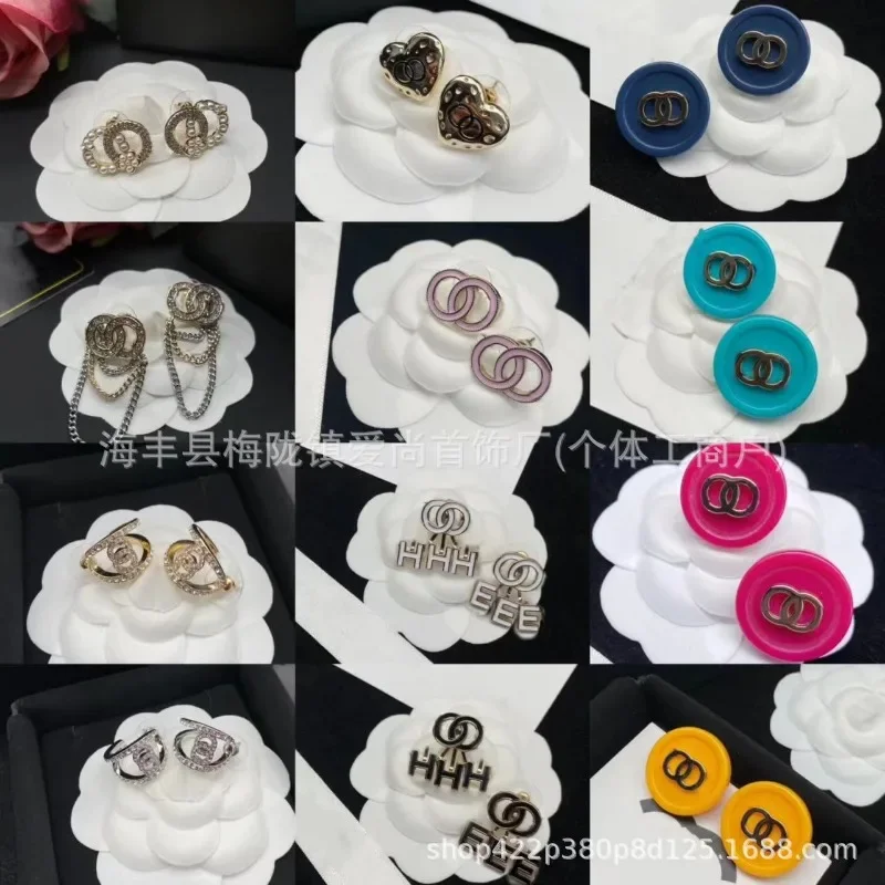 Temperamento francese superiore Orecchini a bottone con perle di lettere tempestate di diamanti lucidi della corte delle celebrità