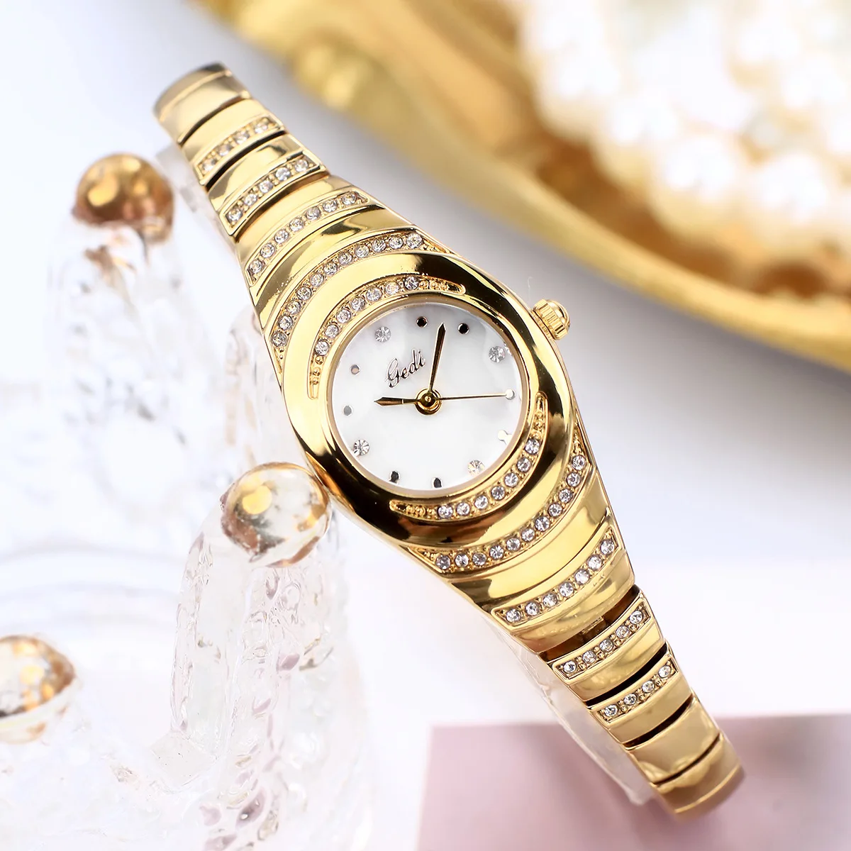 2025 Women's Bracelet Watch Medieval Niche High-end Diamond-encrusted Quartz W Atch Women's High-value Waterproof Watch