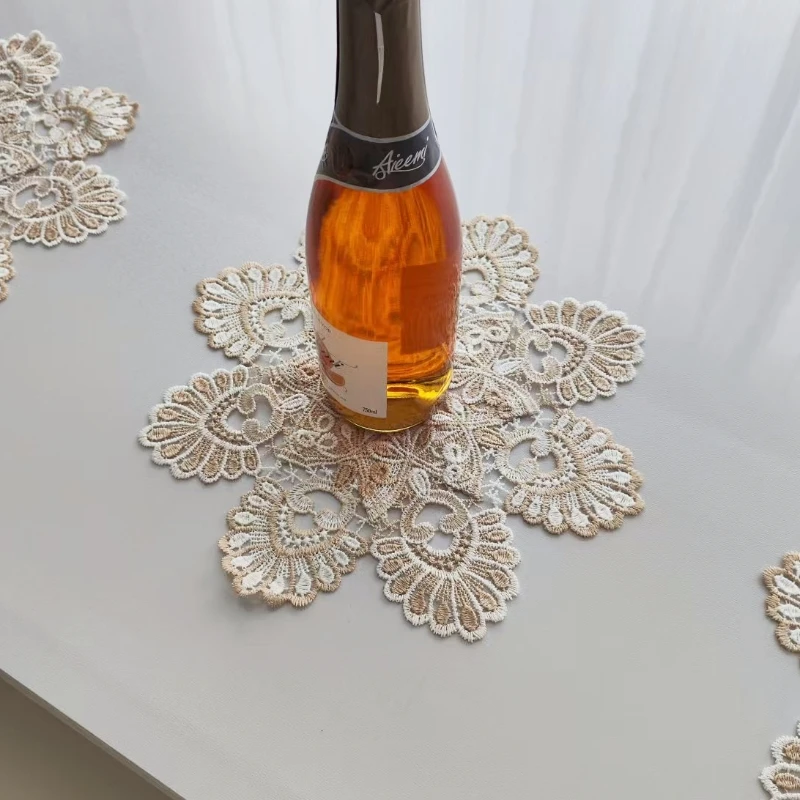 La estera de mesa europea redonda de algodón beige de 30cm se puede utilizar para aislamiento de cocina y prevención de polvo, almohadilla en maceta, decoraciones de boda