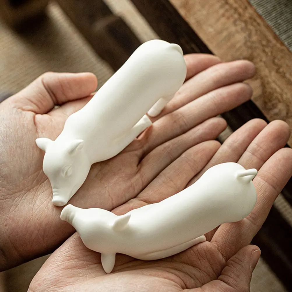 

2 шт. керамические белые фарфоровые фигурки свиней, миниатюрные свинки-украшения, декор для рабочего стола, микросцены, уникальный домашний декор