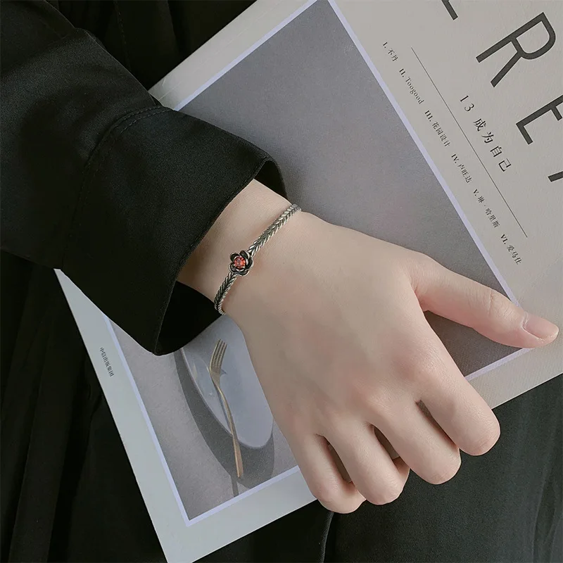 النمط الأوروبي الرجعية الأحمر كريستال الإسورة 925 فضة زهرة شخصية موضة رائعة افتتاح ورقة أساور TYB086