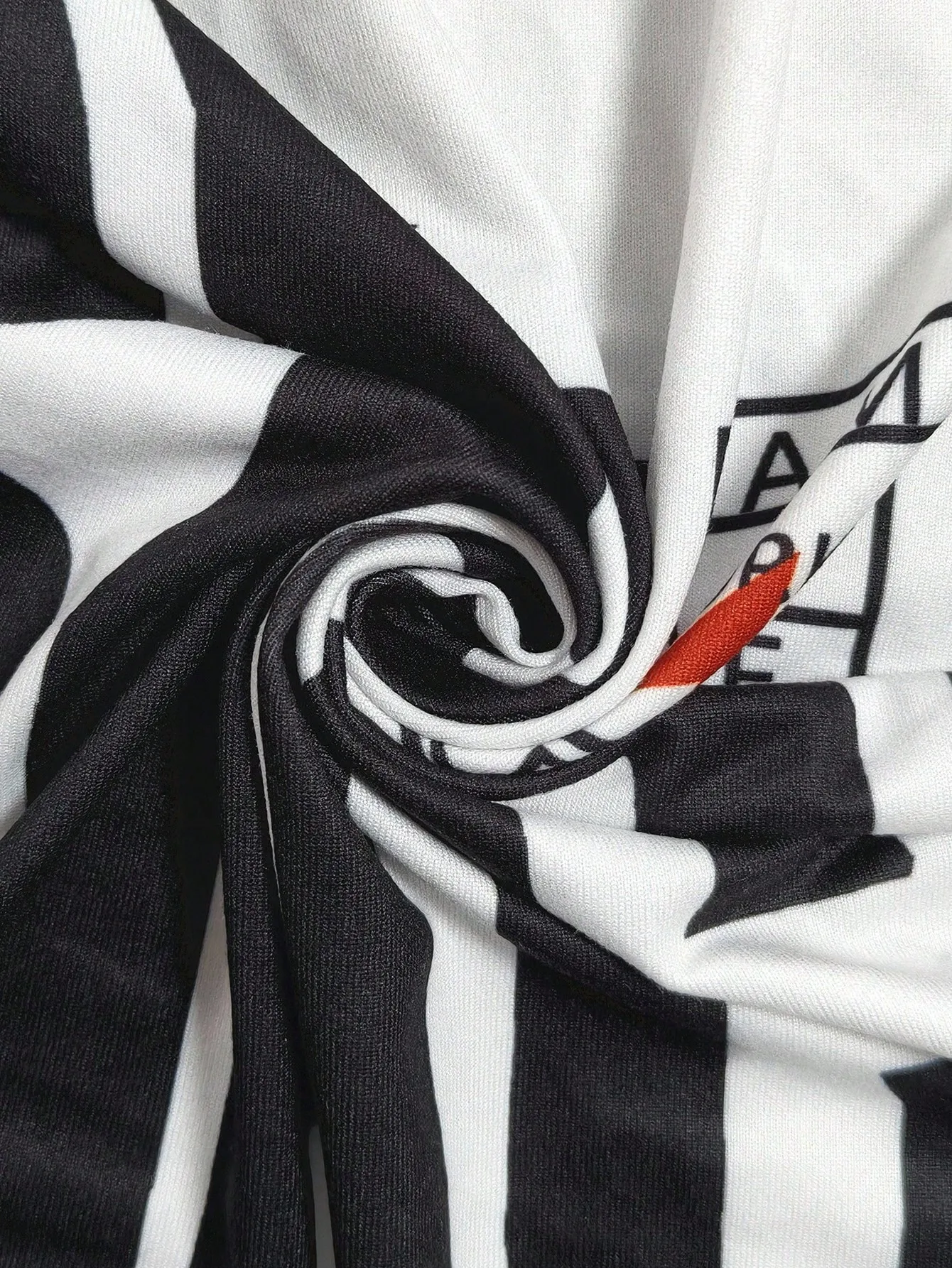 Conjunto de Camiseta e Shorts Feminino Verde e Creme com Estampa Gráfica, Moda Casual de Verão com Letras Marcantes