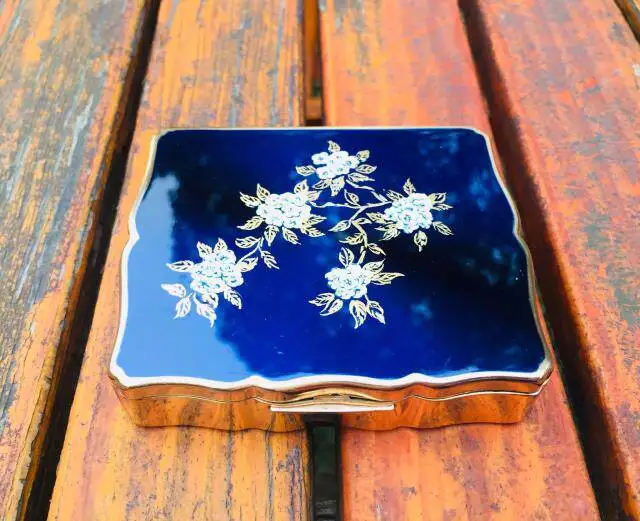 

Full Metal Micro Mechanical Music Box Powder Puff Makeup Mirror Blue