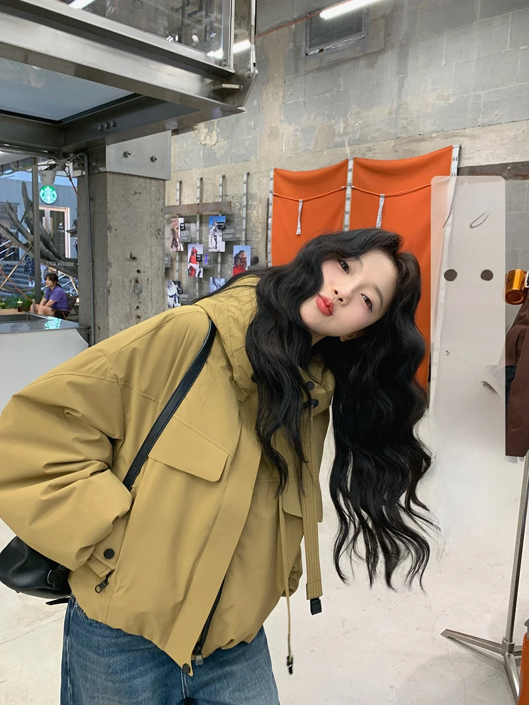 

Женская утепленная пуховая куртка средней длины с воротником-стойкой и флисовой подкладкой от Ibell Zhang