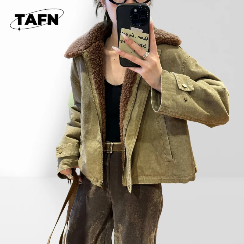 Bequeme Daunenweste für Damen für kaltes Wetter. Modische, schicke, ärmellose Puffweste für aktive Frauen bei kaltem Wetter AJ1201