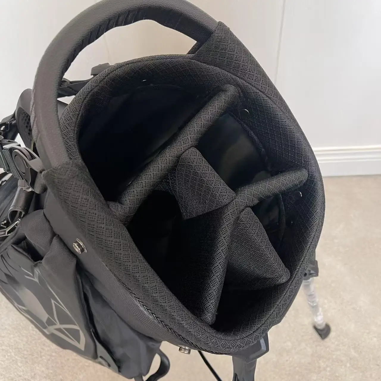 حقيبة جولف بحزام واحد، تصميم خفيف الوزن مقاوم للماء للجنسين، حامل نادي ذو سعة كبيرة