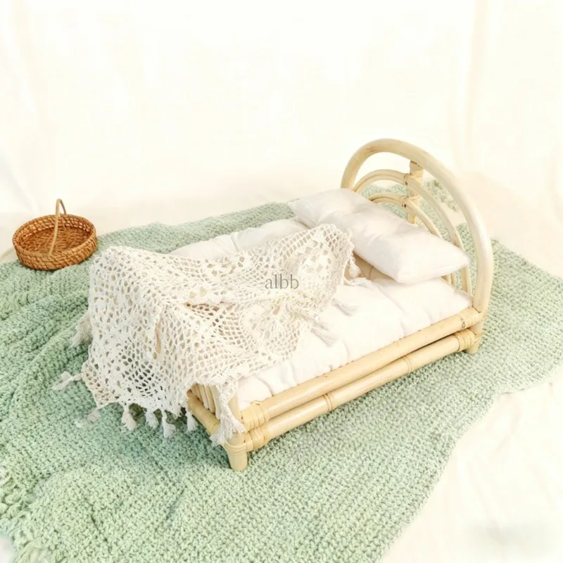 Cestino e culla vintage in rattan intrecciato e legno per neonati, oggetti essenziali per la fotografia di neonati, mobili per sessioni di servizi fotografici per bambini