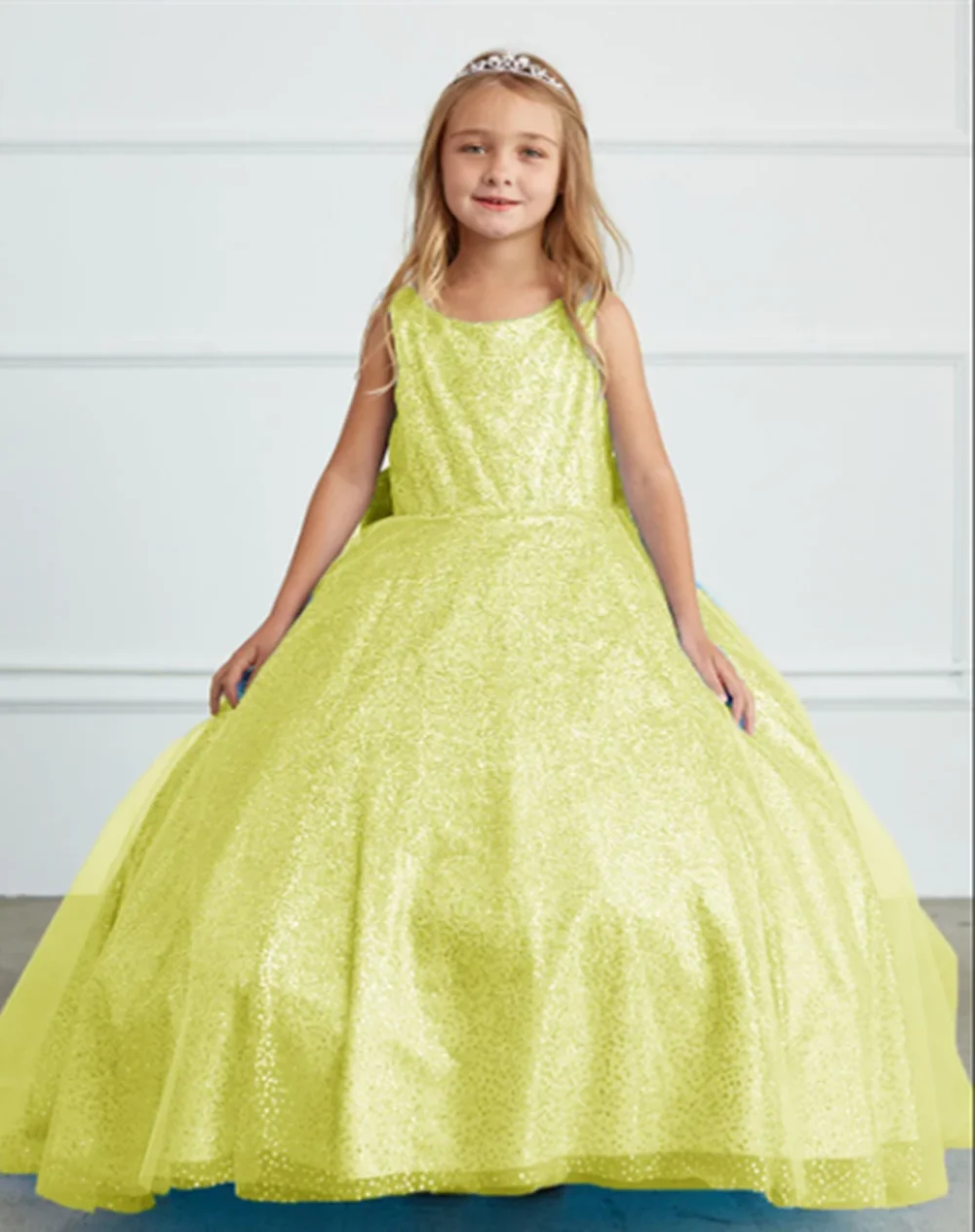 Glanzende luxe lovertjes lange bal bloemenmeisjesjurk mouwloze strik elegante vloerlengte sweep trein formele communiejurk voor meisjes