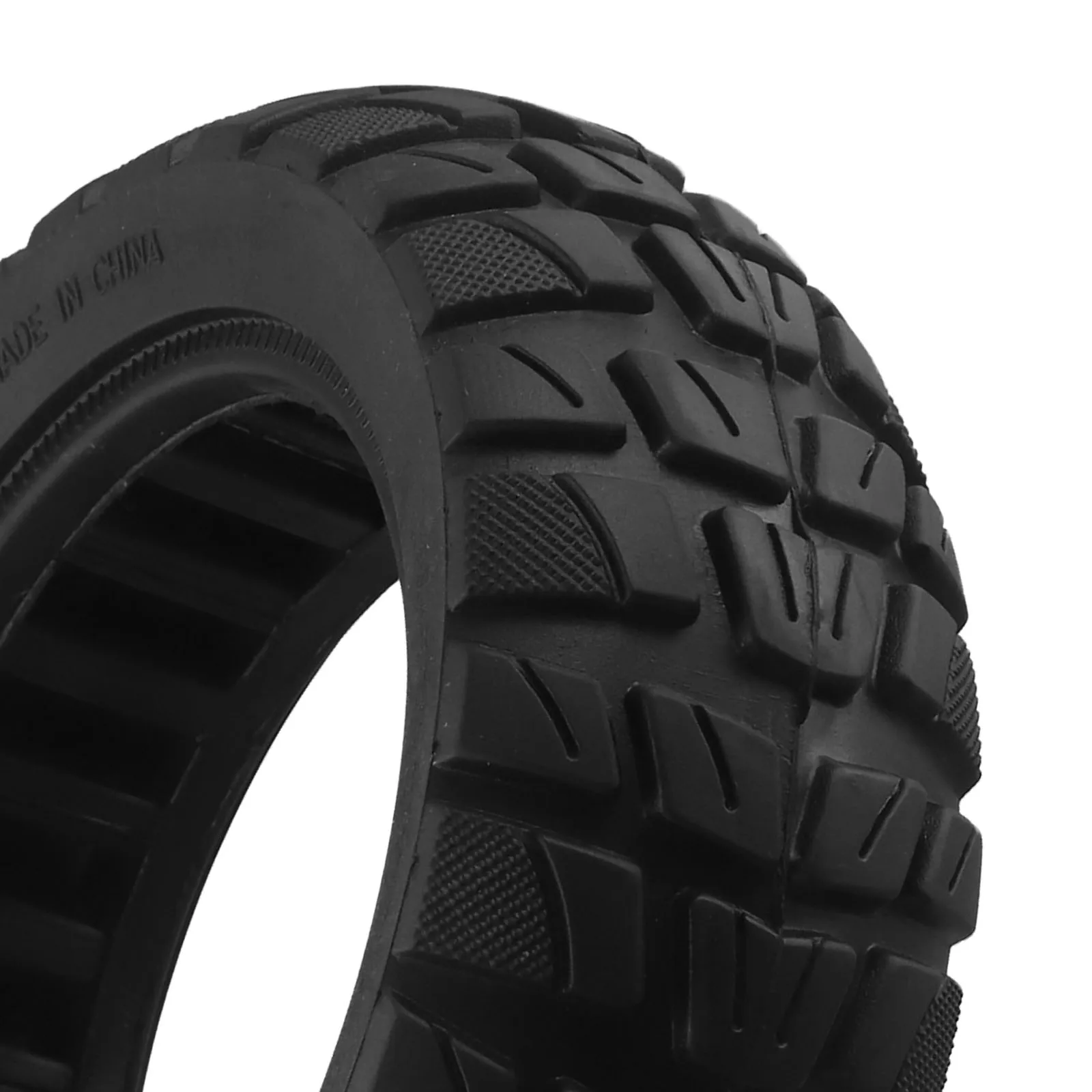 

Резиновая шина с противоскользящим покрытием, прочная, с широким протектором, легко устанавливается, взрывостойкая, высокоскоростная, с дренажными отверстиями, не скользит.