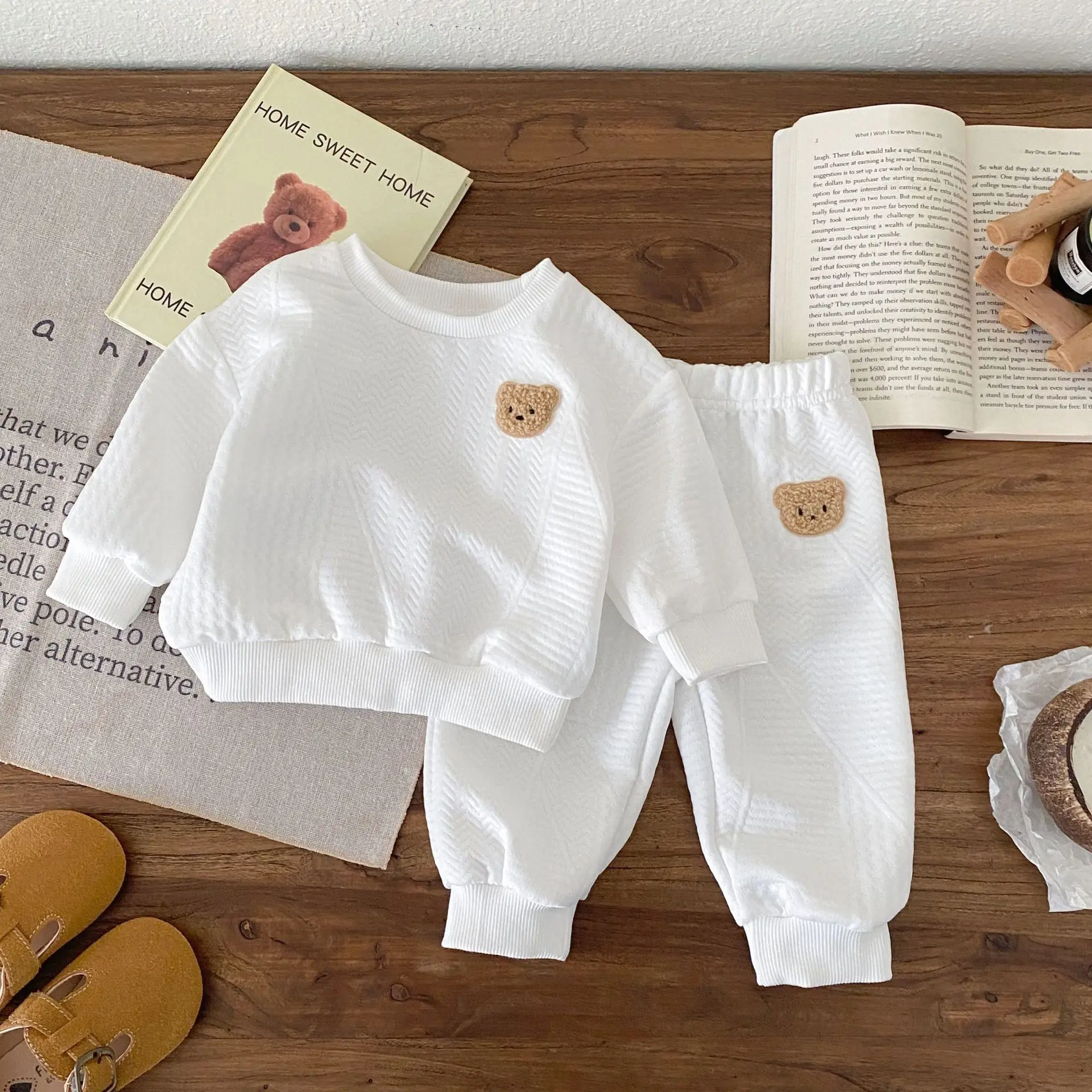 

Children's Clothing Autumn 2025 New Men's and Women's Baby Sets Round Neck Long Sleeved Top Long Pants Children's Two-piece Set