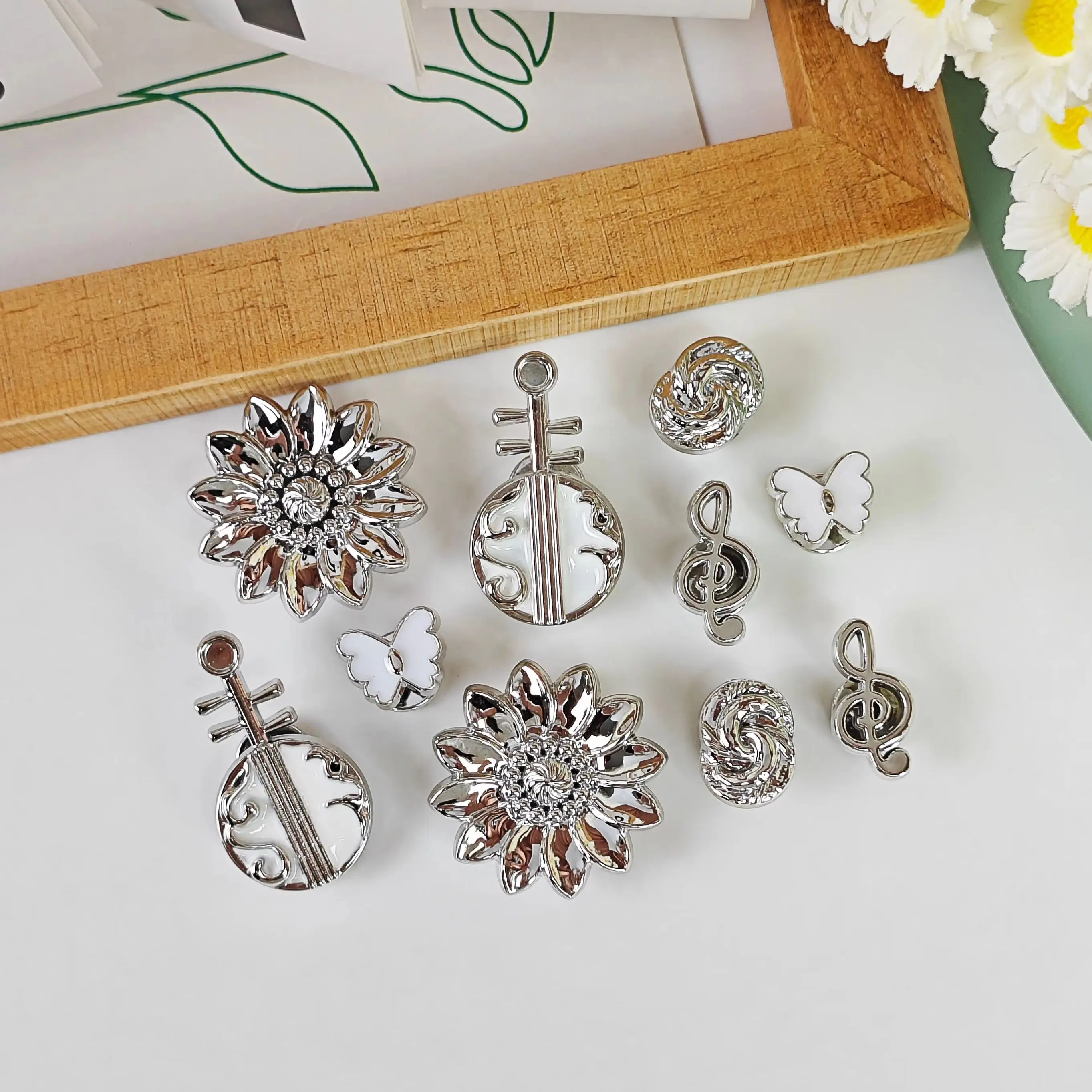 10Pcs DIY Shoe Decoration Charms Shiny Flowers, Pipa, Musical Notes, Butterfly Decorative Buckles Non-Metallic Lightweight Material Y2K Fashion Versatile Cute Personality Style for Men and Women Suitable for Eva Beach Shoes, Sandals, Removable Shoe Decorations, Holiday Gifts Category: Shoe Decorations