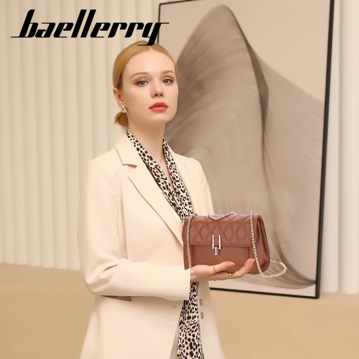 حقيبة كروس نسائية من Baellerry، محفظة مربعة صغيرة مبطنة مع حزام سلسلة وقفل للإغلاق، حقيبة كتف مصممة للنساء