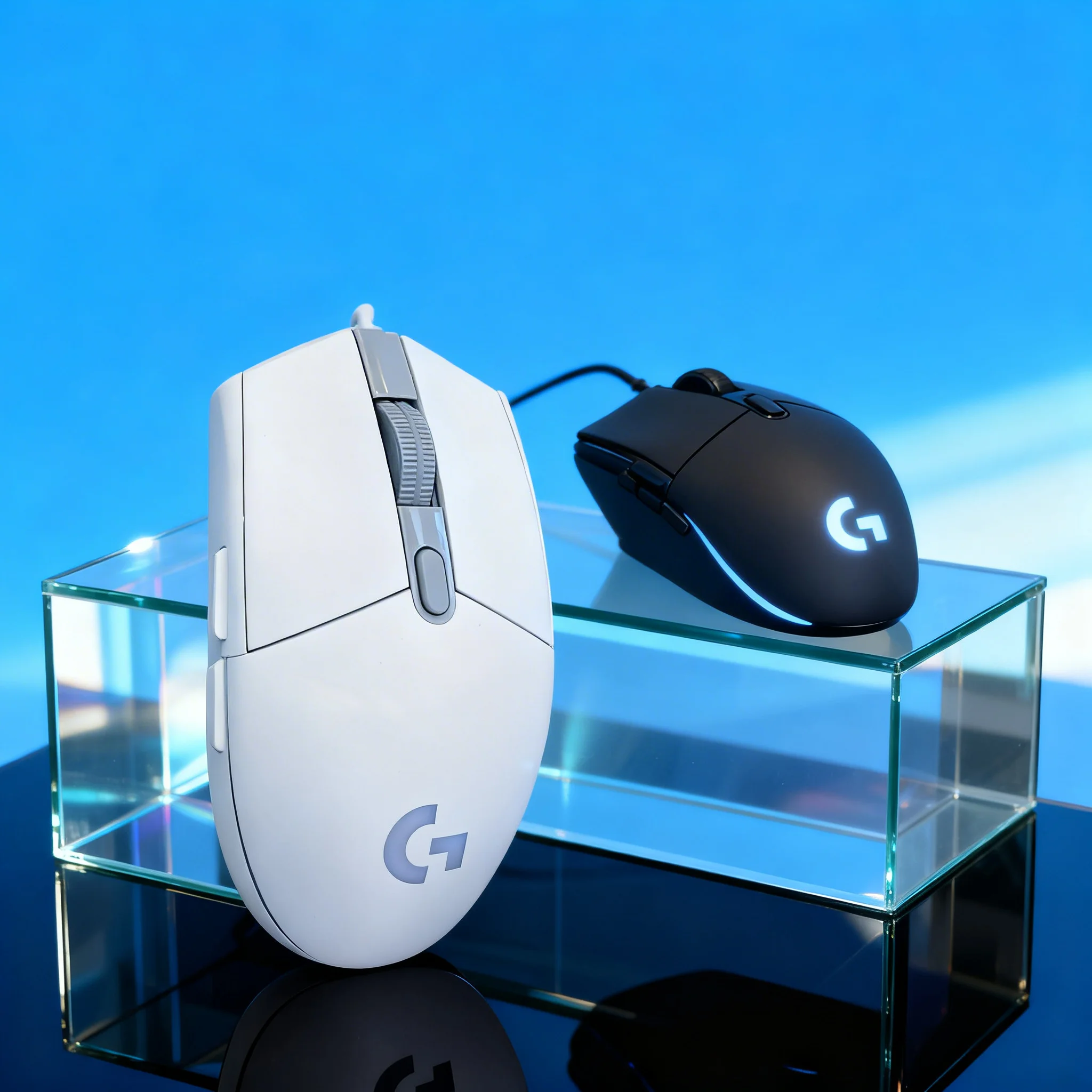 

Logitech G203/G102/G402/M100R lightweight gaming powerhouses, supporting Lightsync RGB intelligent lighting effects.