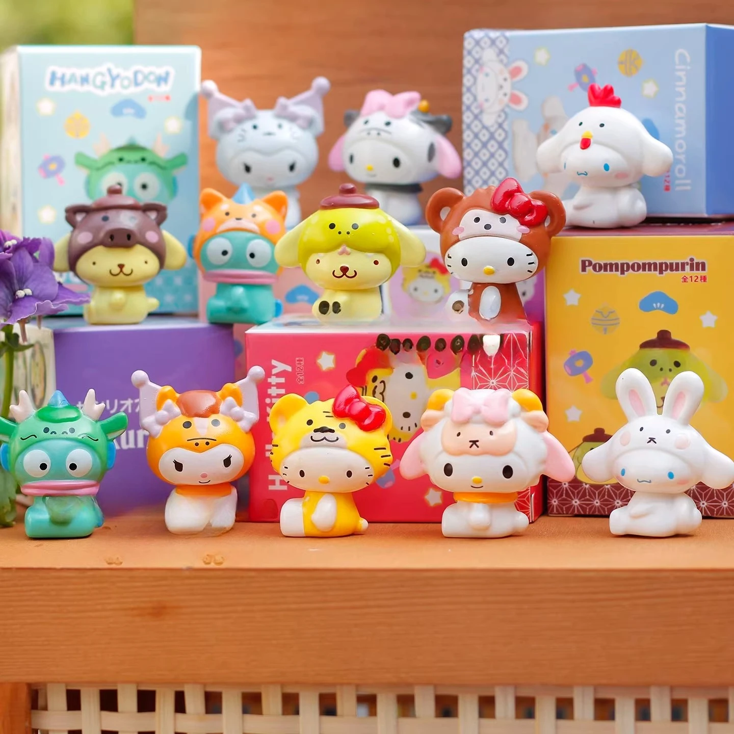 

Аниме-фигурки Sanrio Hello Kitty, Kuromi, Cinnamoroll: коллекционные игрушки в закрытых коробках, наушники, косплей-костюмы, украшения, подарки для девочек и мальчиков