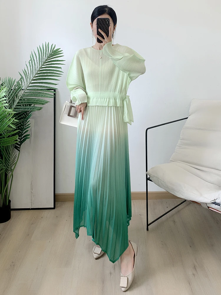 LANMREM Gradient Color Pleated Dress For Women Stitching Irregular Round Neck Long Sleeves For 2024 Spring Clothing 2Q1031