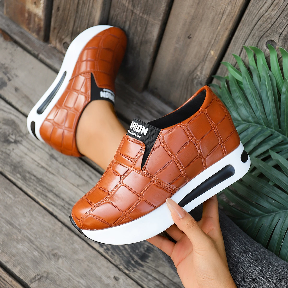 Damen Komfort-Sneaker mit Krokodilmuster, Slip-On, Keilabsatz, Plateau, Luftpolster, Alltagsschuhe – Detail 11