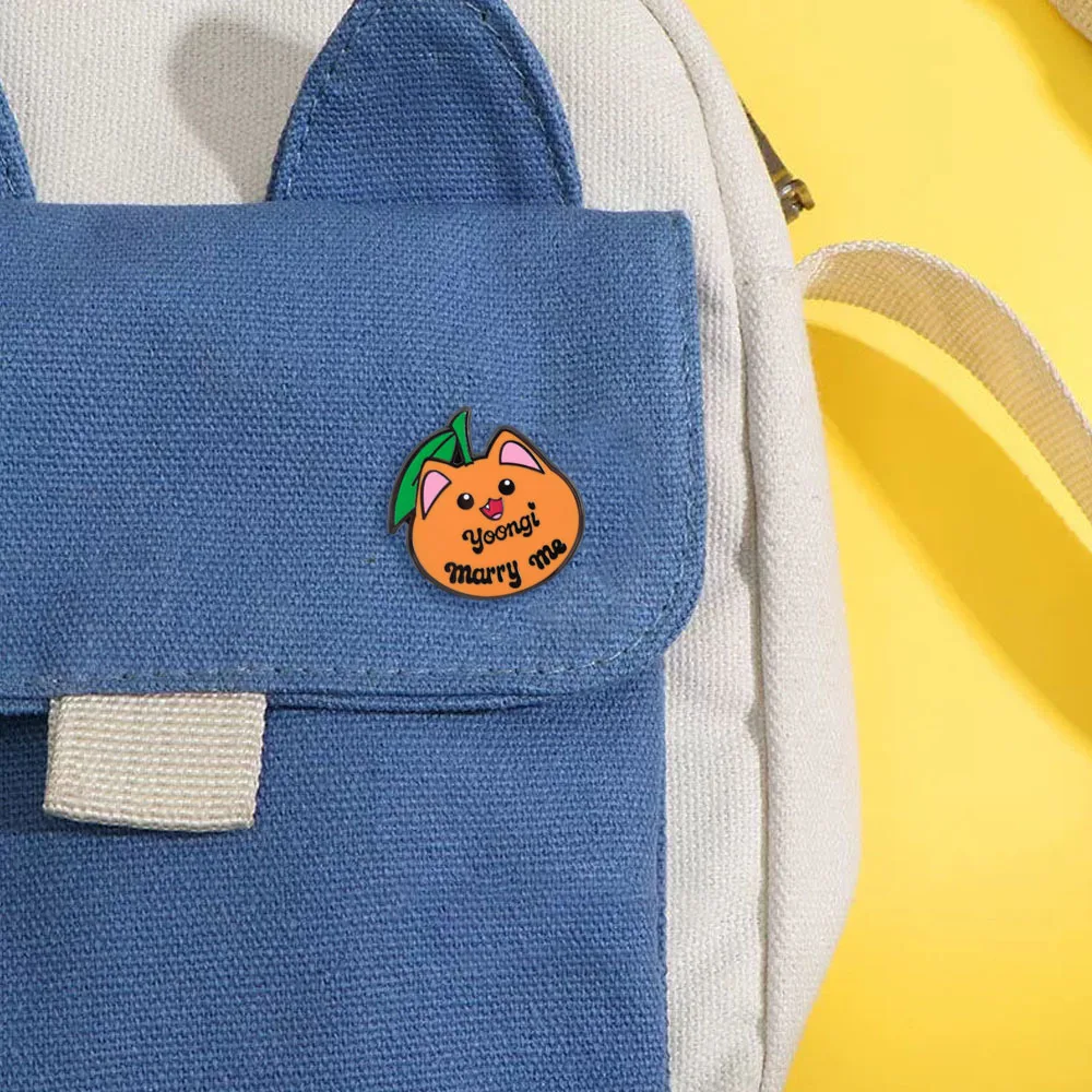 Niedliche orangefarbene Katze Yoongi „Heirate mich“ Emaille-Pin Kpop-Merchandise Fangeschenk Brosche für Rucksack Kleidung Konzert Fanmeet Accessoire – Detail 5