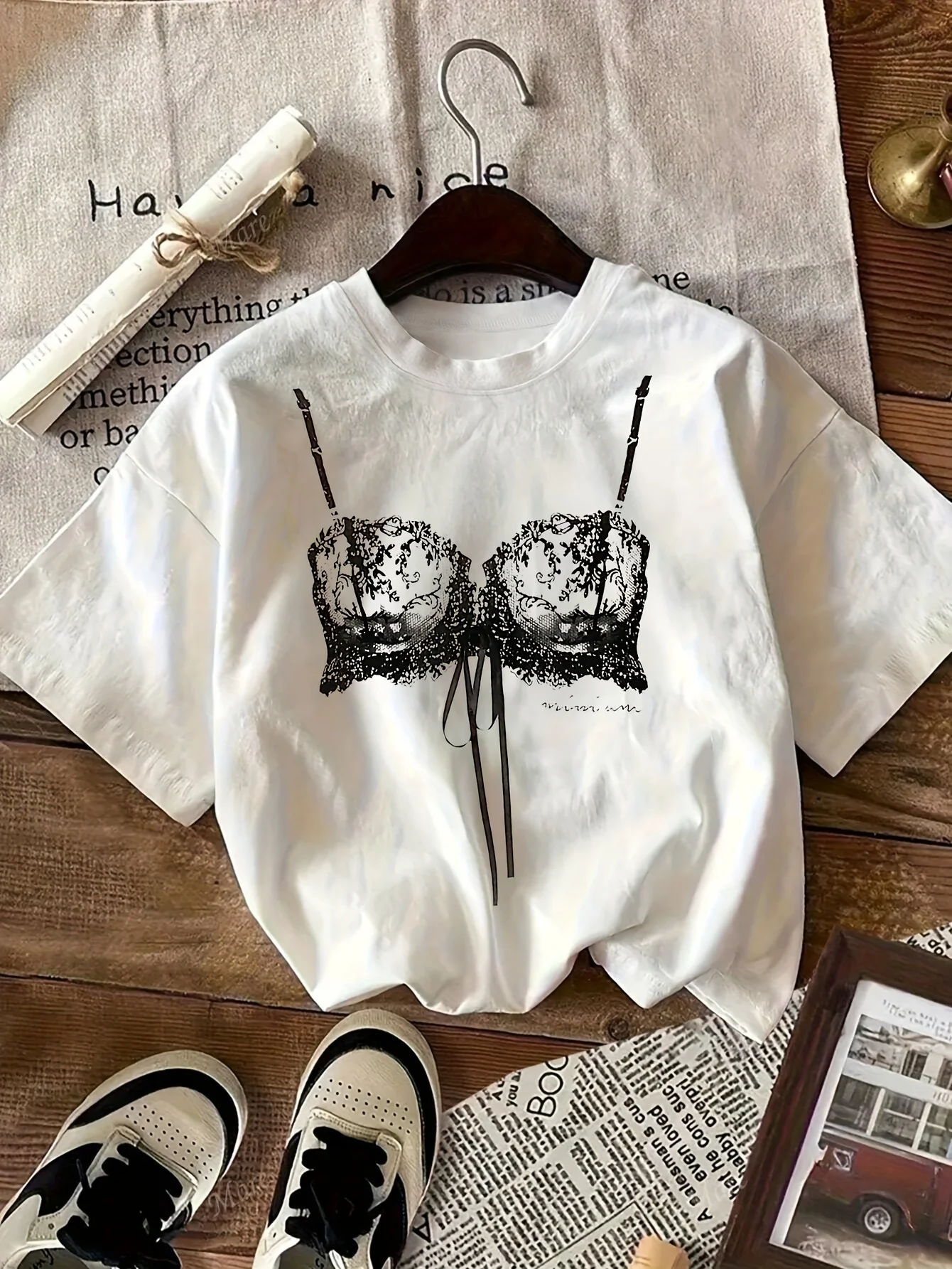Lässiges weißes Kurzarm-T-Shirt für Damen mit weißem Dessous-Print im Harajuku-Stil, lässige ästhetische Kleidung mit Persönlichkeit