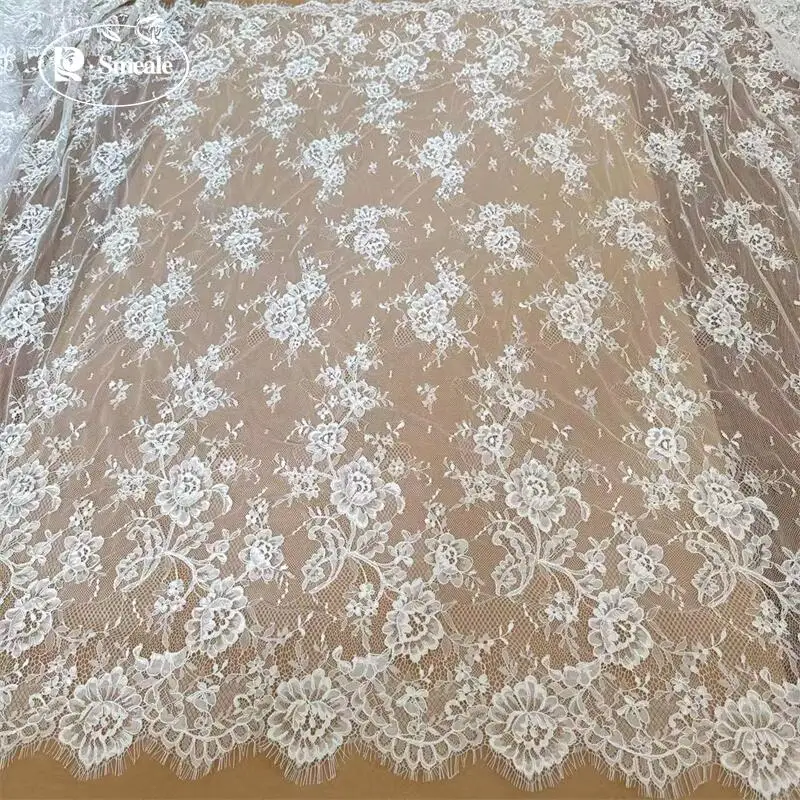 3 Meter. Hochwertiger Spitzenstoff für Wimpernrand. Hochzeitskleid. Weiße geometrische Blumen. Nähzubehör. – Detail 7