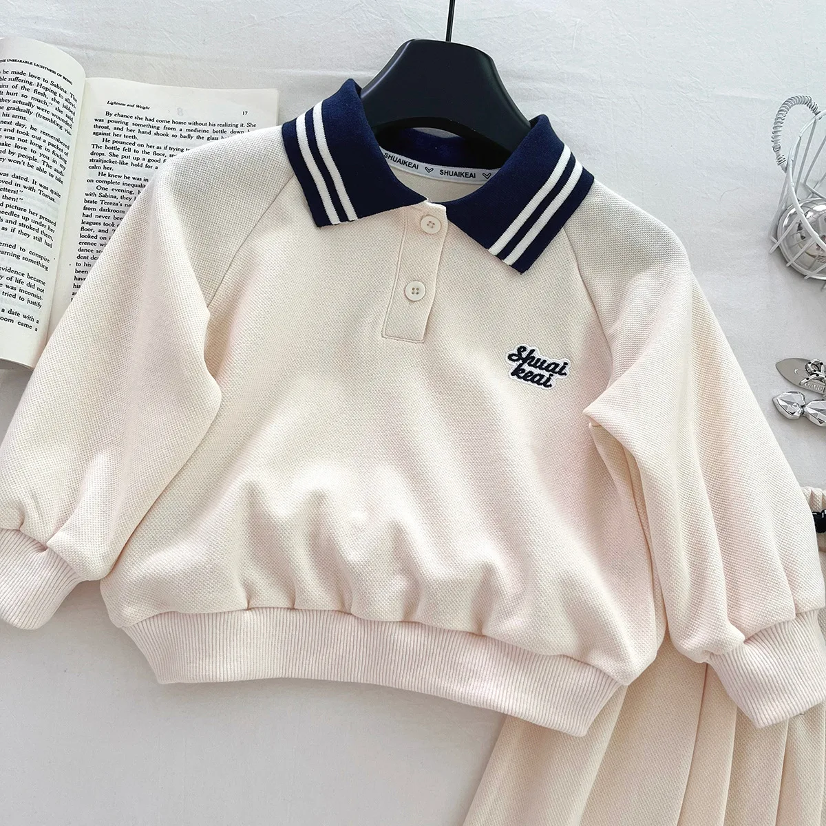  طقم تنورة للفتيات لخريف 2025 بلوزات بأحرف مطرزة مكونة من قطعتين ملابس أطفال على الطراز الكوري اللطيفة من عمر 1 إلى 8 سنوات غير رسمية #3