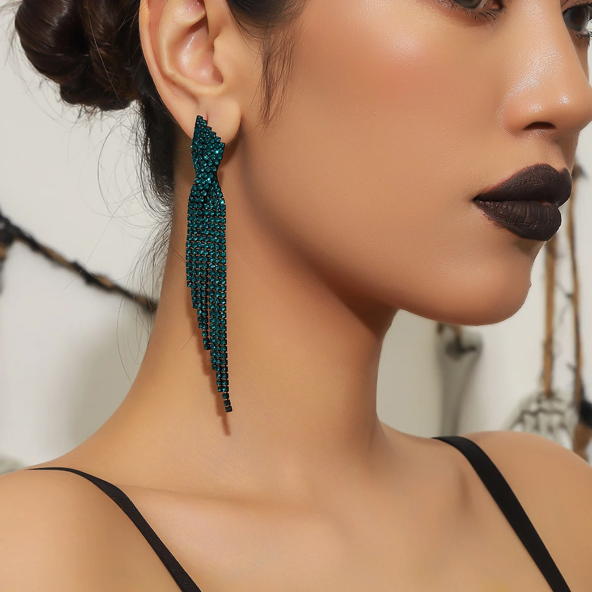 ใหม่หรูหราสีเขียวยาวพู่ต่างหูสําหรับเจ้าสาว Dangle ต่างหู Rhinestone ต่างหูงานแต่งงาน