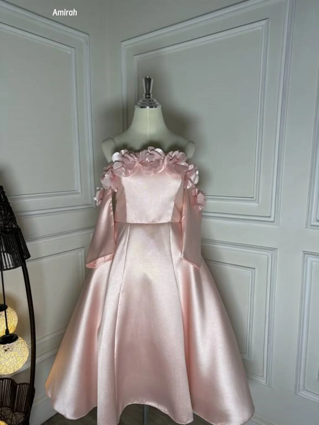 Amirah فساتين مكشوفة الكتف للمناسبات الخاصة فستان حفلات الزفاف اللامع مصنوع حسب الطلب فساتين أنيقة من قماش الساتان للحفلات الراقصة