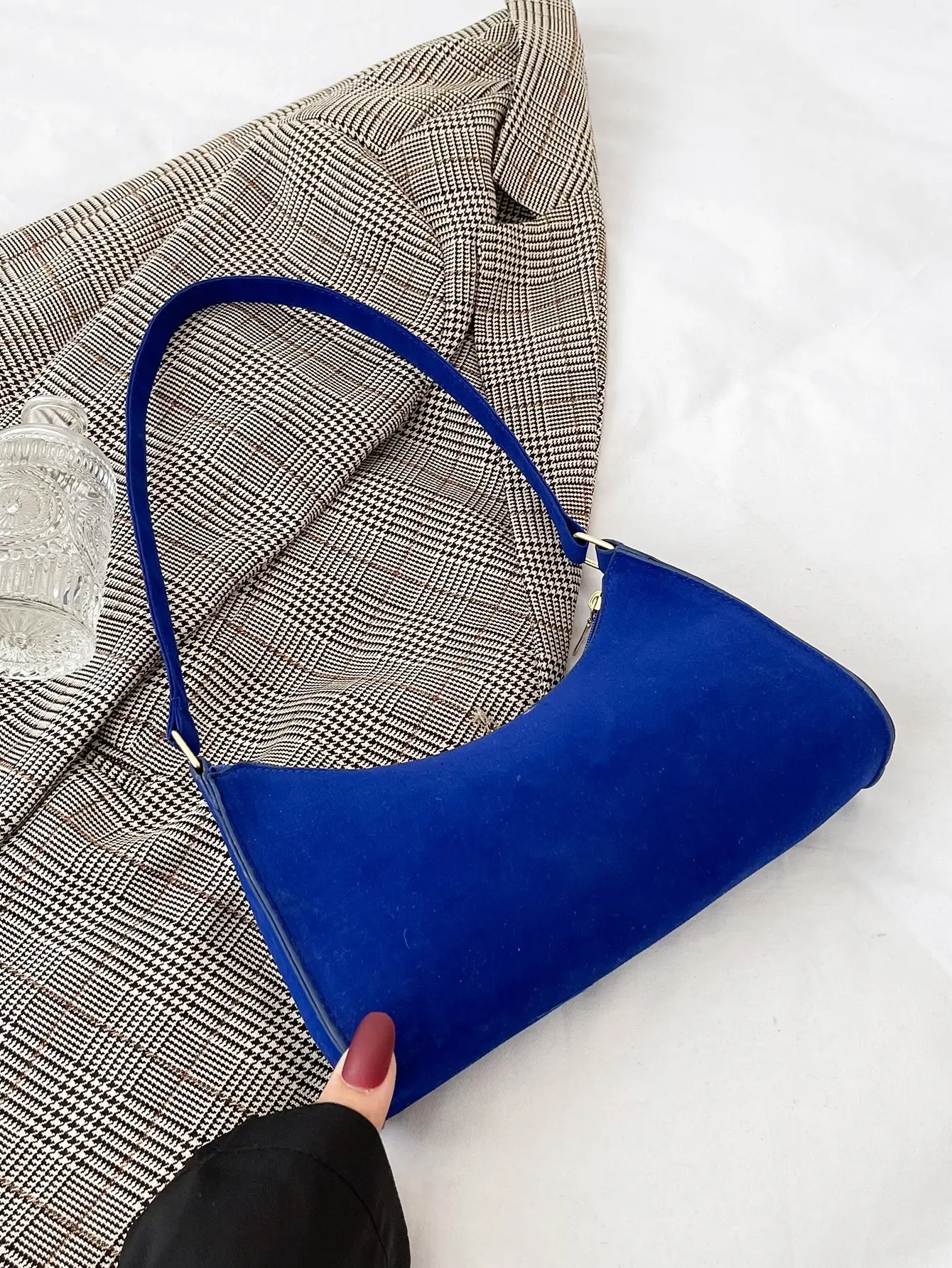 

Яркая королевская синяя замшевая сумка через плечо с изогнутым силуэтом