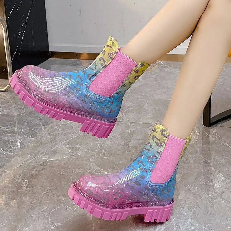 أحذية عصرية مريحة باللون الوردي والأزرق المتدرج على طراز تشيلسي بتصميم أنيق بألوان انتقالية