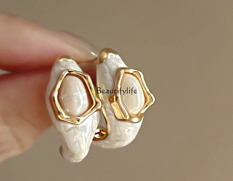 

Exquisite Retro C- Shaped Earrings Light Luxury Minority Temperament Hong Kong Style Elegant Ear Studs