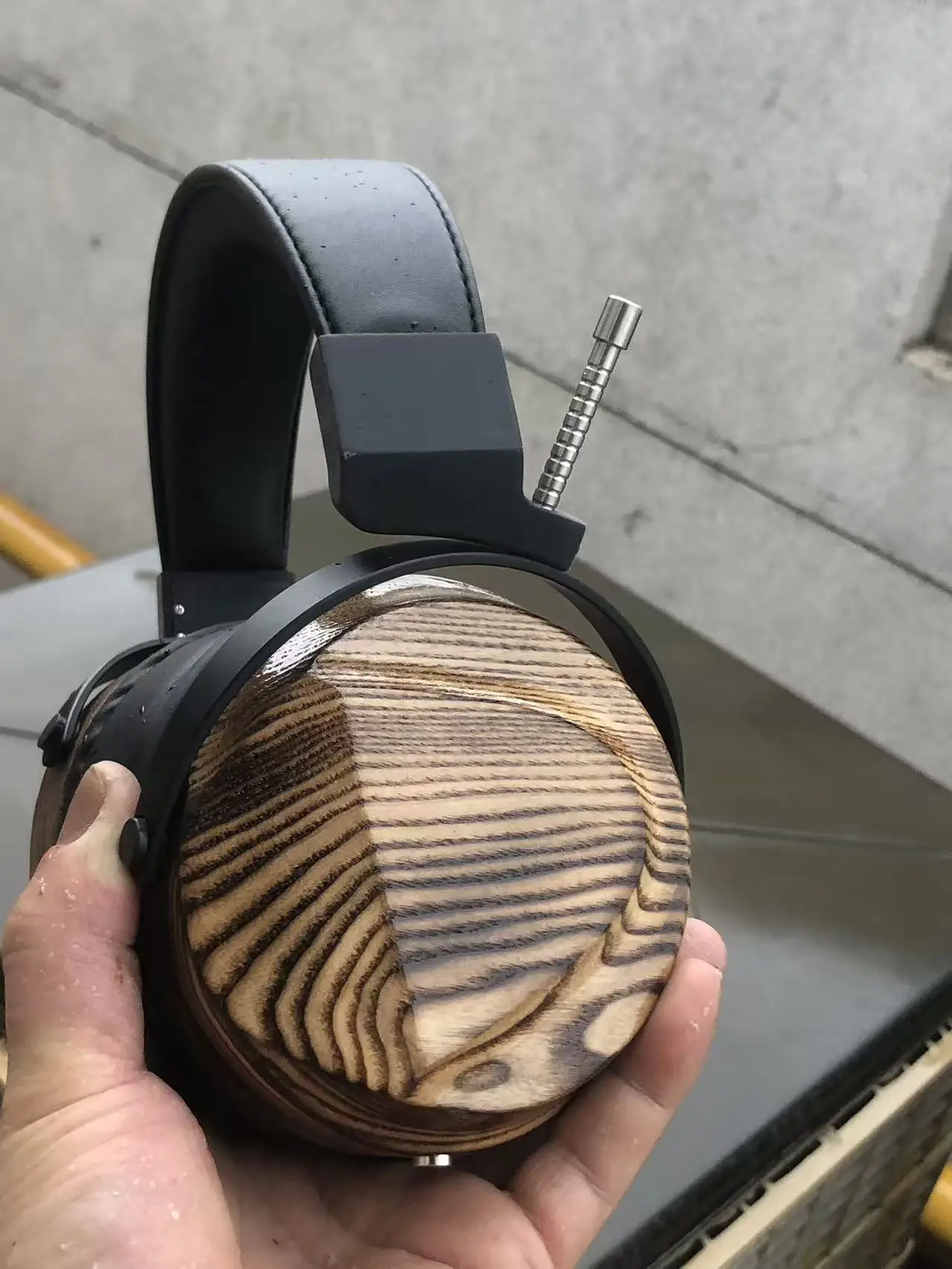 Closed-back Headphones with Charcoal-burnt Oak Design, 108mm Diameter, Available in 32-400 Ohms.