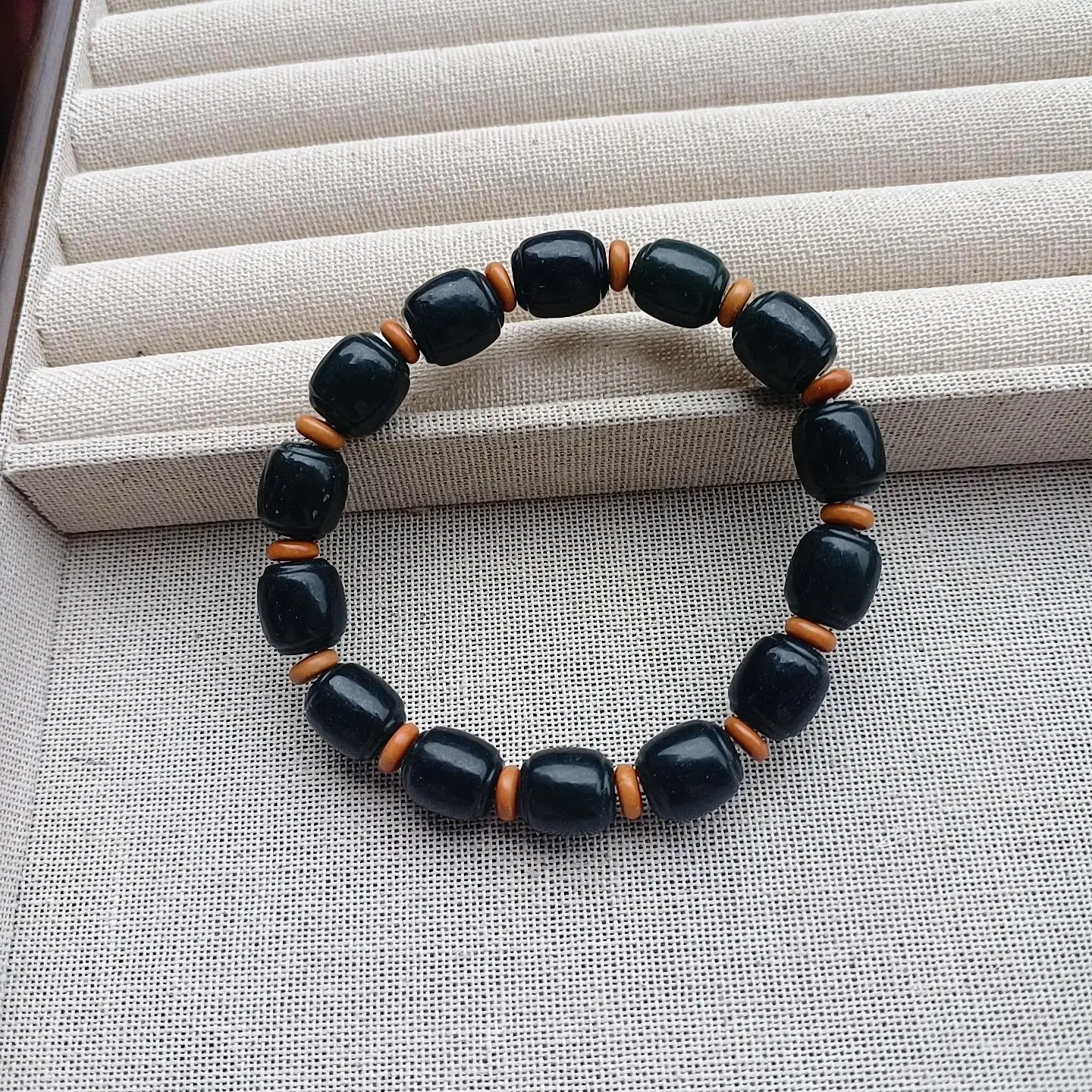 

The exquisite Hetian green jade Road Through bracelet for men and women symbolizes a smooth career. It is a perfect gift