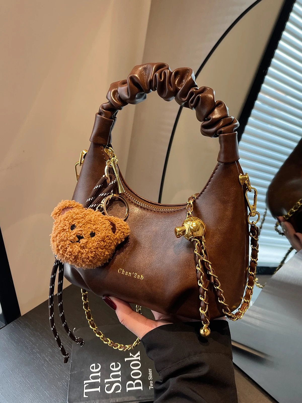 

Autumn and winter retro Maillard brown small bag women's 2025 new versatile messenger bag exquisite mini small bag female
