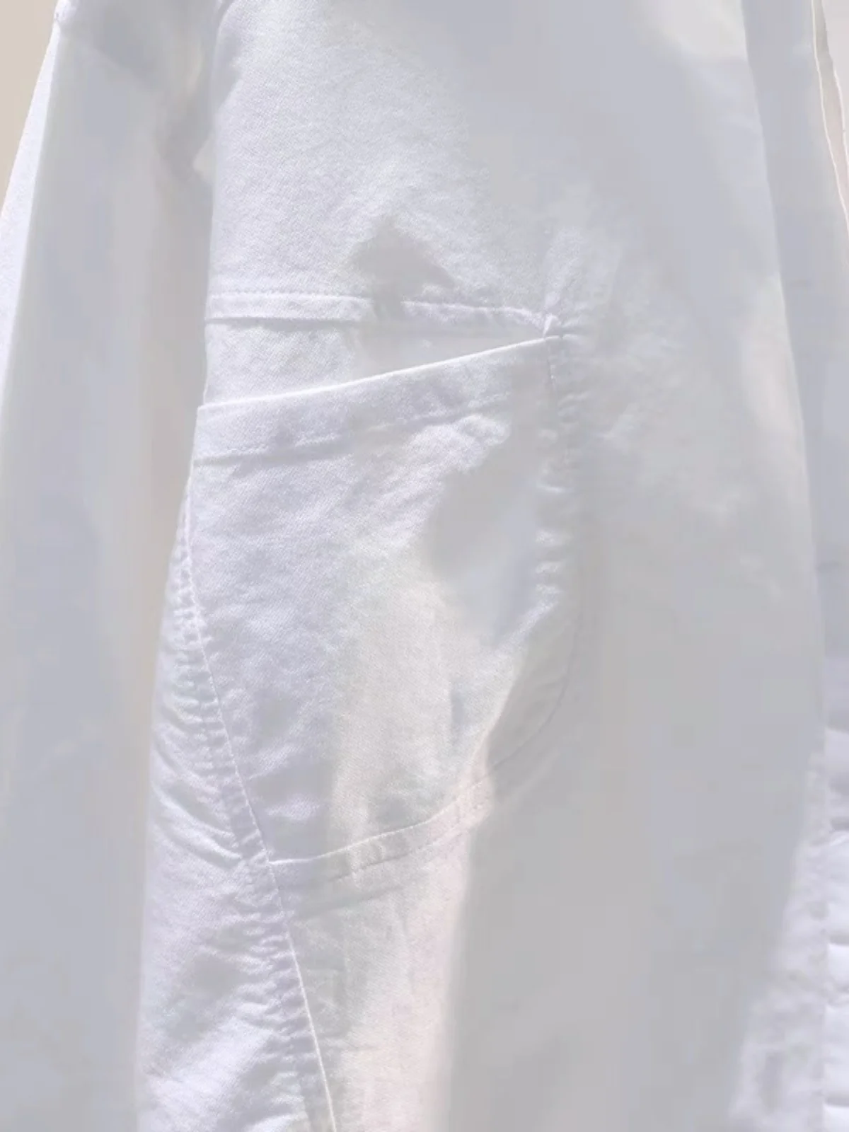 Luźna koszula damska z czystej bawełny, stójka, biała, luźny krój, moda damska, letnia, długa, zapinana na guziki.