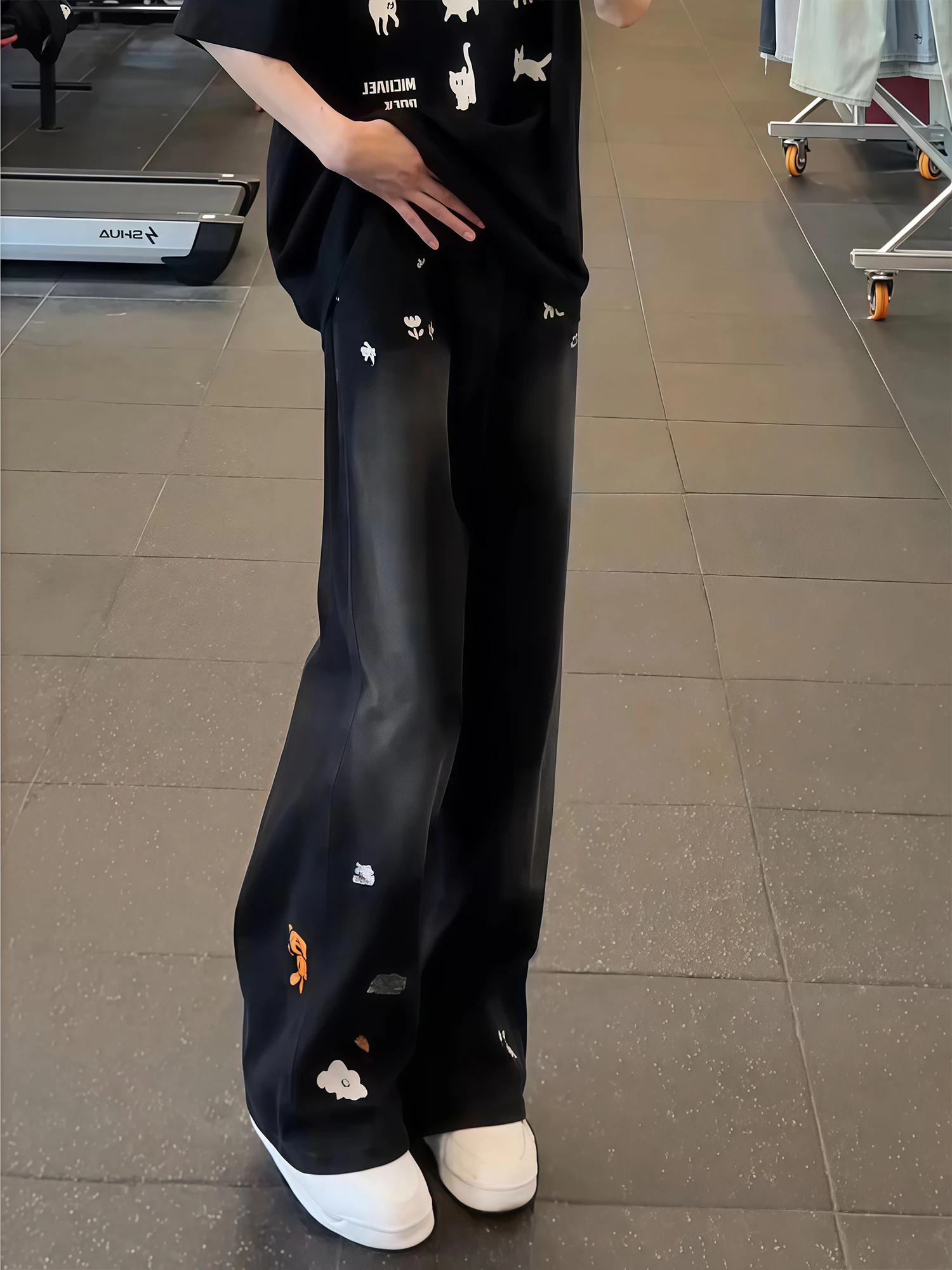 Street Fashion Vibes - กางเกงยีนส์ทรงหลวมขาตรงสีดำปักลายสไตล์ลำลอง แฟชั่นผู้ชาย สไตล์สตรีท เหมาะสำหรับงานเทศกาลดนตรี