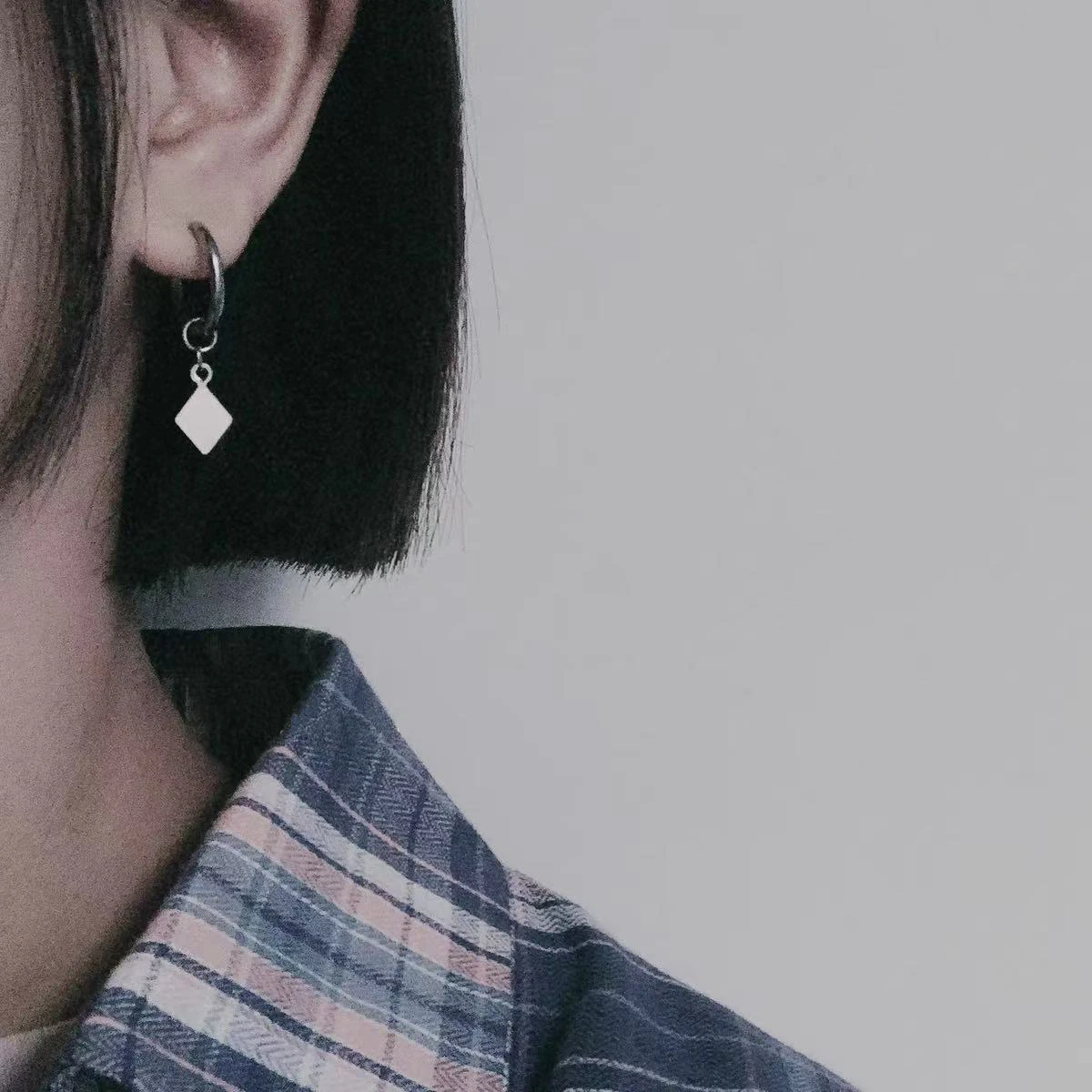 Fashionable hip-hop trendsetting diamond-shaped pendant ear loops, ear buckles and earrings for both men and women