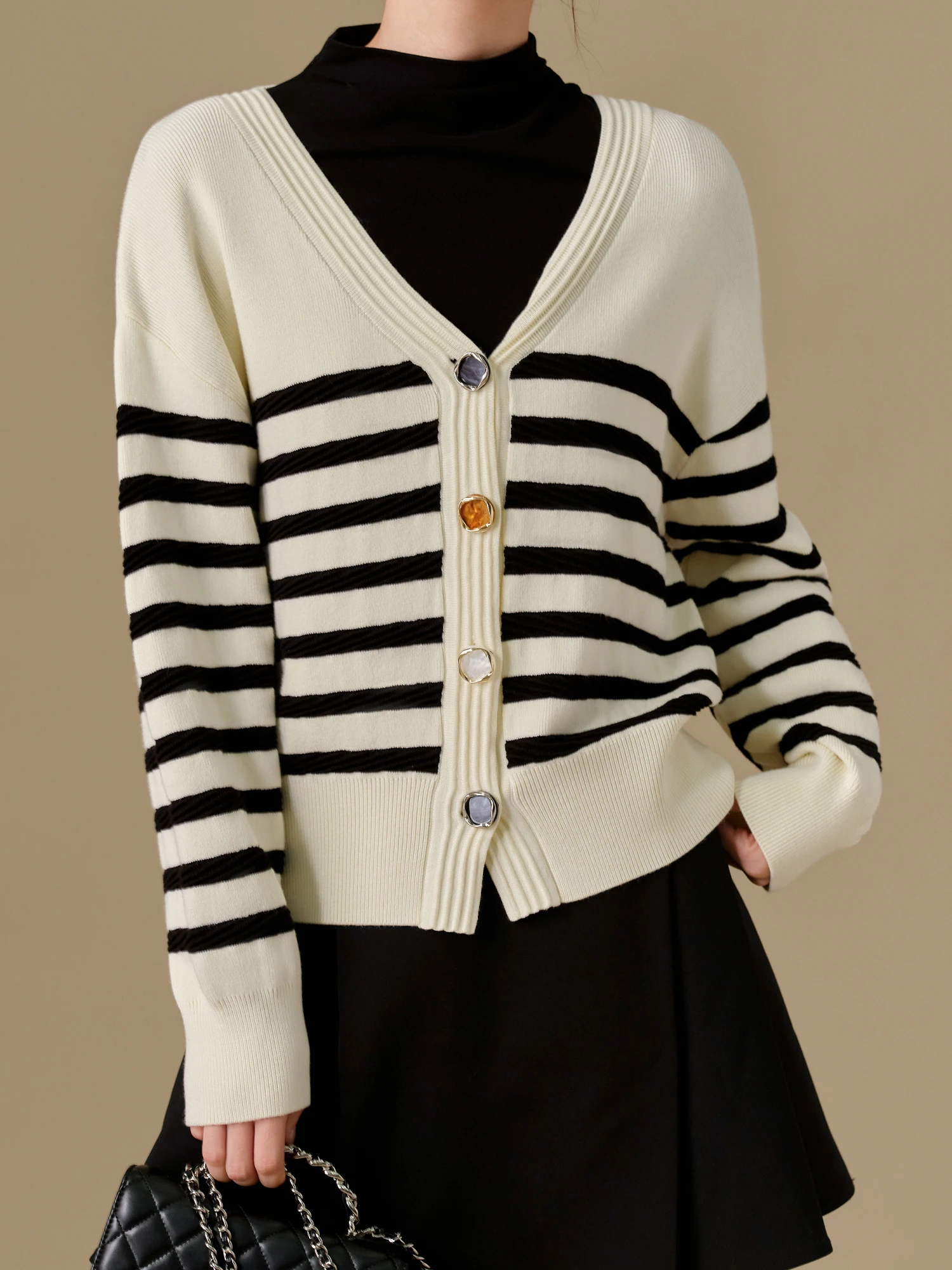 DUSHU Plus Size Two Color Collision Striped Knitted Cardigan For Women 2024 Winter New Design V-neck Casual Chic Coat 24DS84110