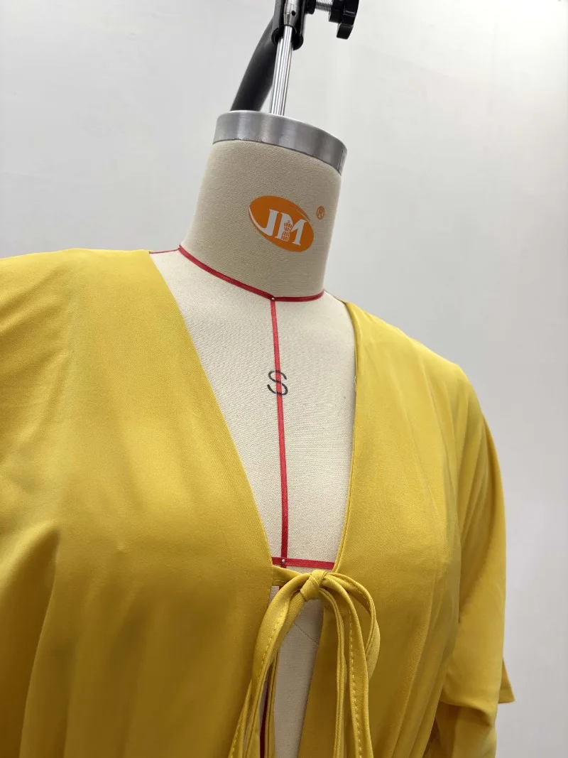 Afrikanisches Sommerkleid für Damen in Gelb, Elegantes Cocktailkleid mit V-Ausschnitt und Bindedetail vorne, Langes Fließendes Kleid für Gala-Partys und Abendveranstaltungen – Detail 5