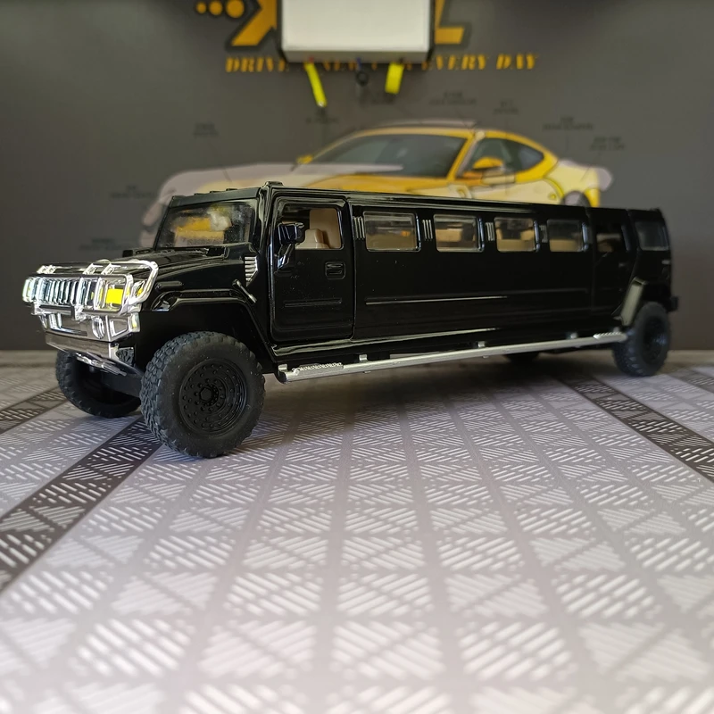 1:32 simulação Hummer versão estendida liga modelo de carro ornamento, portas e capô do motor, porta-malas pode ser aberto, som e luz