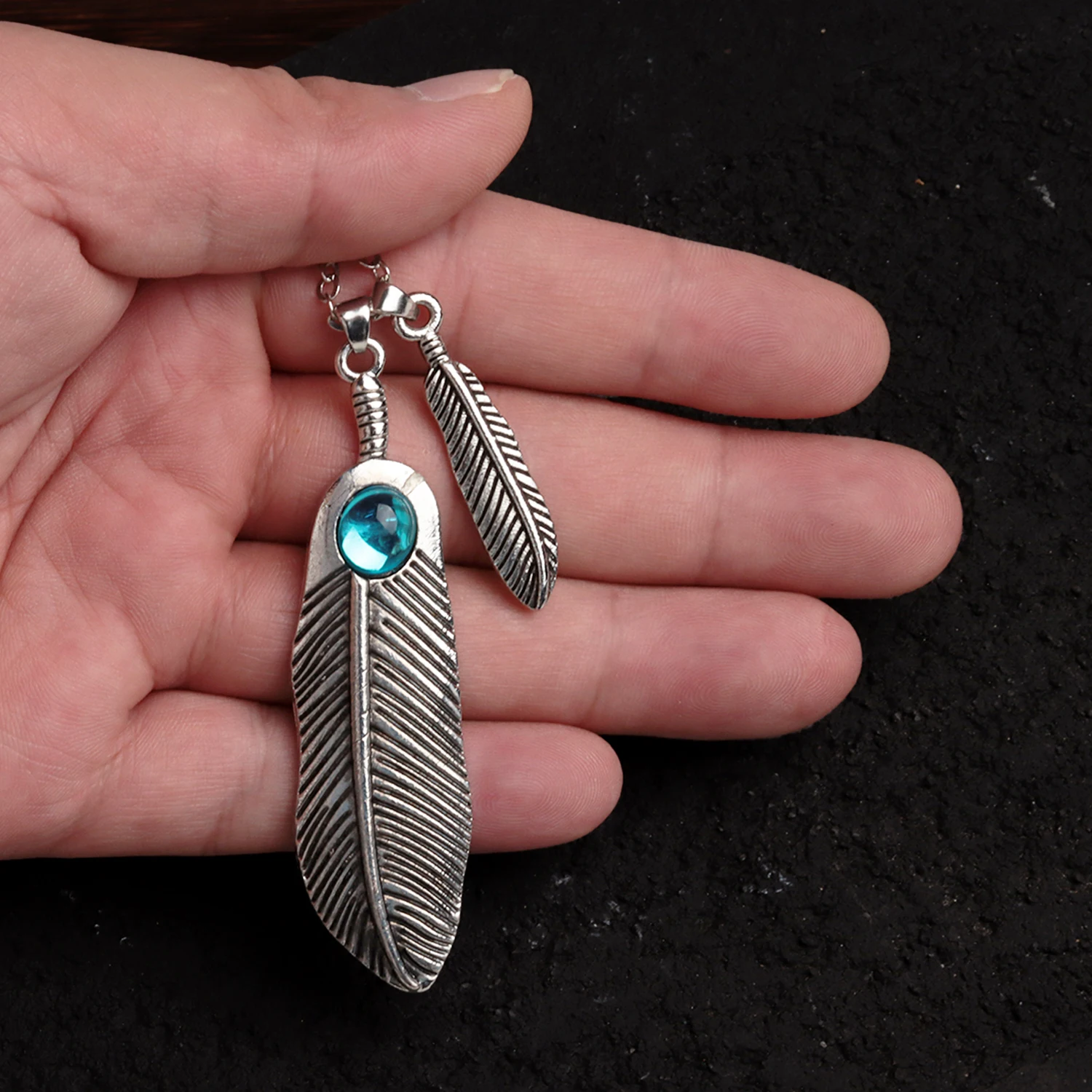 المقيم الشر 2 قلادة تأثيري طبعة محدودة كلير ريدفيلد ريشة شكل قلادة تذكارية جمع مجوهرات المشجعين الهدايا