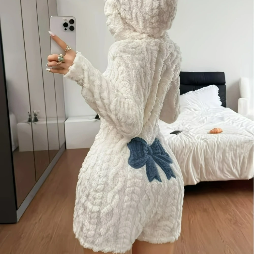 Damen-Herbst-Winter-Overall mit warmem Jacquard-Plüschstoff, Kapuze, Reißverschluss, offenem Rücken, kontrastierender blauer Schleifenstickerei, langen Ärmeln und Shorts – Detail 4