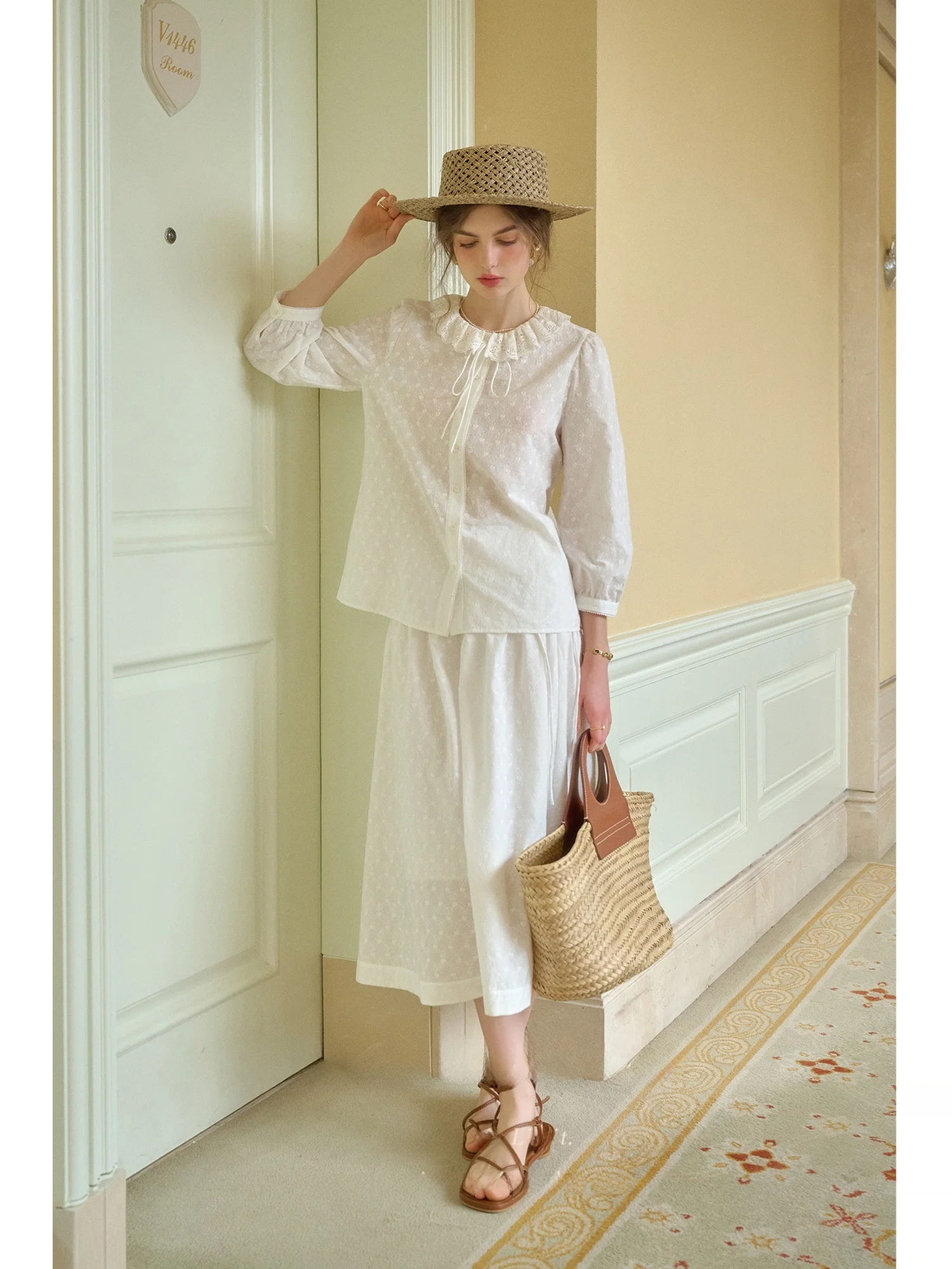 

SimpleRetro Spring 2025 Floral Embroidery Cotton Shirt Halter Neck Half Skirt Set Women's Fashion Two-Piece Suit