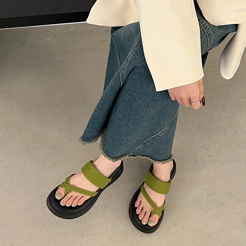 

2023 Simple Style Beach Thick Bottom Clip Toe Slippers Women's Summer New Fashionable Black Slides