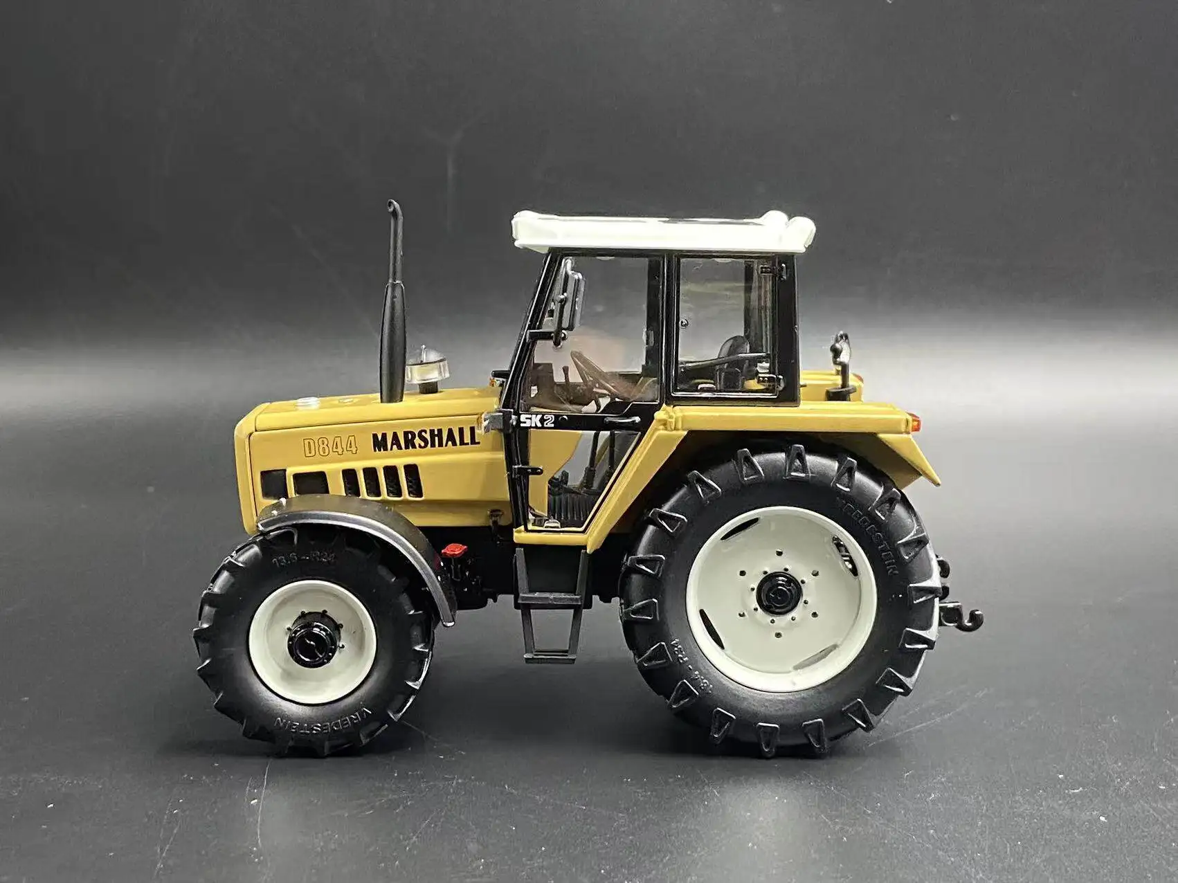 Diecast 1:32 Scale Marshall D844 4WD Tractor Alloy Car Model