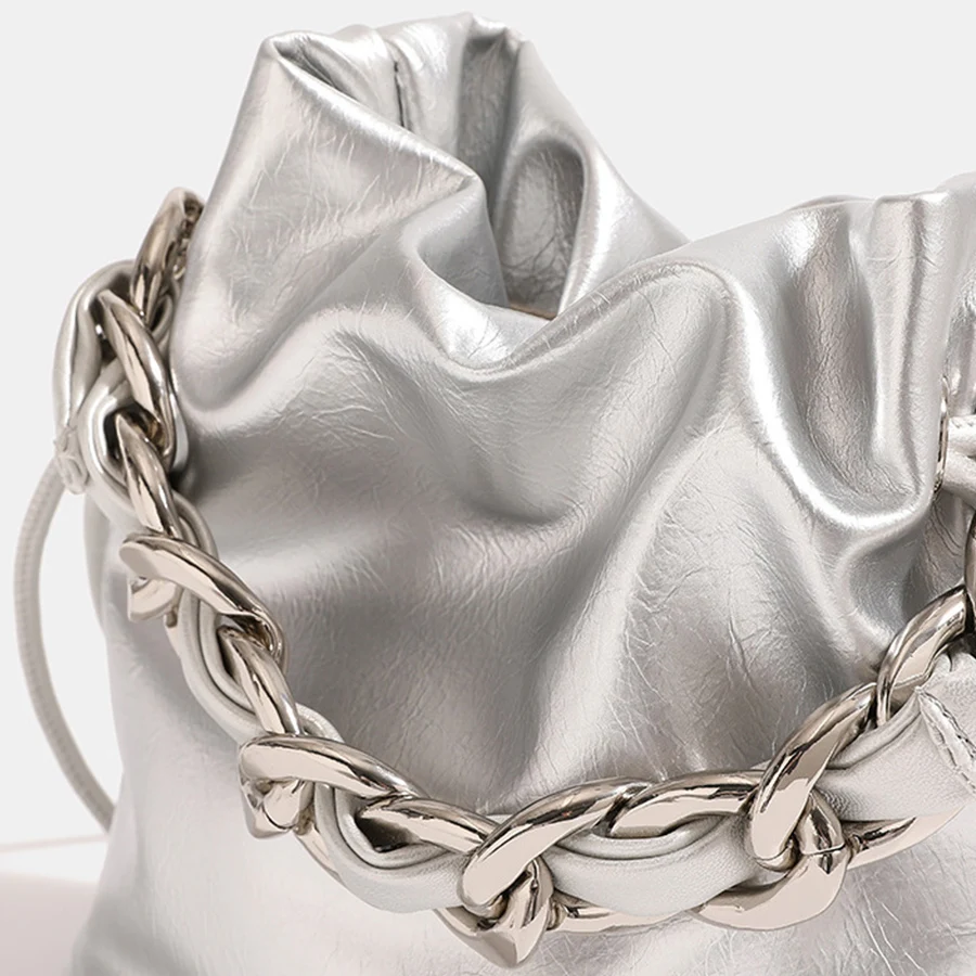 حقائب دلو بسلسلة فضية سميكة للنساء من جلد البولي يوريثان حقيبة كتف بسلاسل برباط وحقائب كروس وحقائب يد كاجوال للركاب