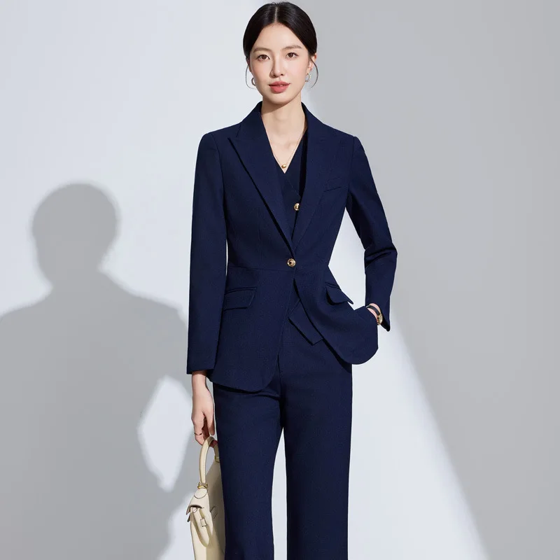

Элегантный темно-синий женский деловой костюм-двойка с модными расклешенными брюками, приталенного кроя, в повседневном стиле. Весна-Осень.