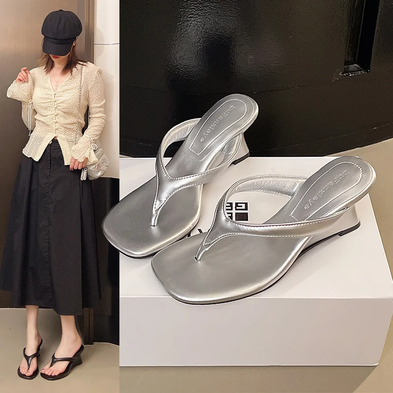 

2026 Summer New French Style Clip Toe Flip Flops Women Minimalist Wedge Heel Height Increasing Sandals Elegant Fairy Style Slip