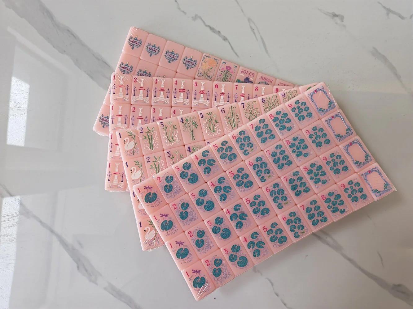 

New Hot Sale Pink Acrylic Material Mah Jongg 160 Tiles American Mahjong Set Portable Party Games for Whole Family Surprise Gifts